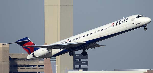 Delta McDonnell-Douglas MD-90-30 N909DA, Phoenix Sky Harbor, December 22, 2014